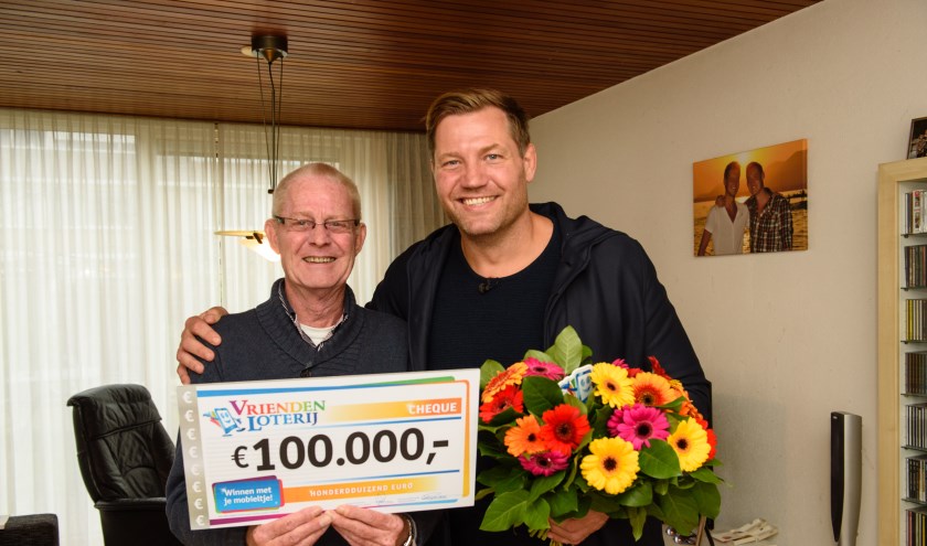 Johannes uit Leiderdorp wint 100.000 euro bij de VriendenLoterij en ontvangt een cheque uit handen van VriendenLoterij-ambassadeur Dennis van der Geest. |