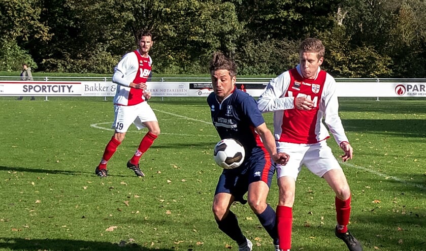 Leroy van Westrienen in een verbeten man tot man duel met één van de spelers van Valken'68. | Foto: J.P. Kranenburg