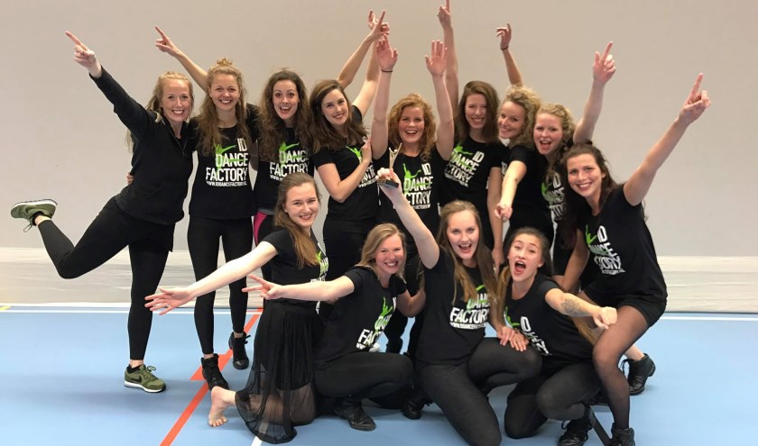 De groep tijdens de prijsuitreiking van de Dance2Show. | Foto: PR