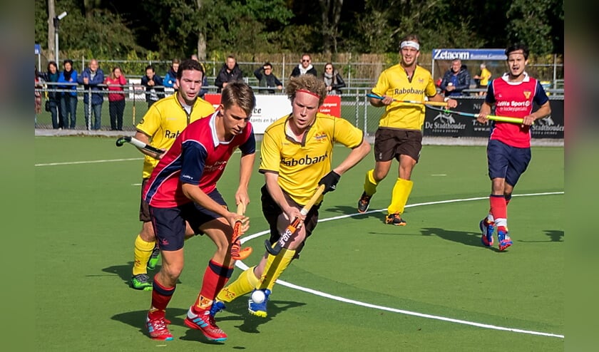Jerome van Donk in duel met een Pollux speler.
