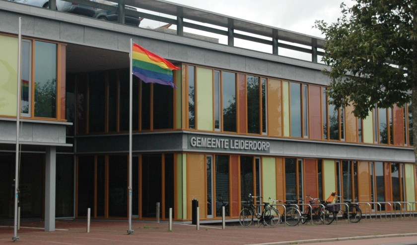 De regenboogvlag bij de entree van het gemeentehuis.