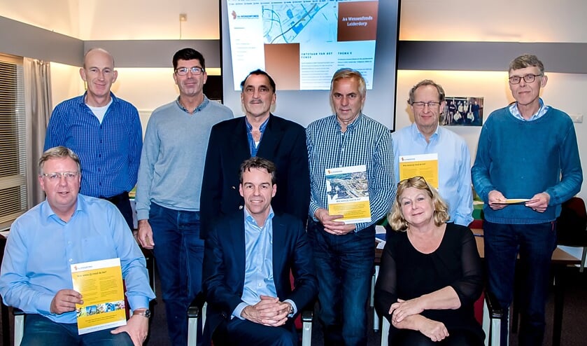 Bestuursleden van de Belangenvereniging A4-HSL - met midden vooraan voorzitter Arno Westerbeek - en leden van de kersverse beoordelingscommissie van het A4 Wensenfonds.
