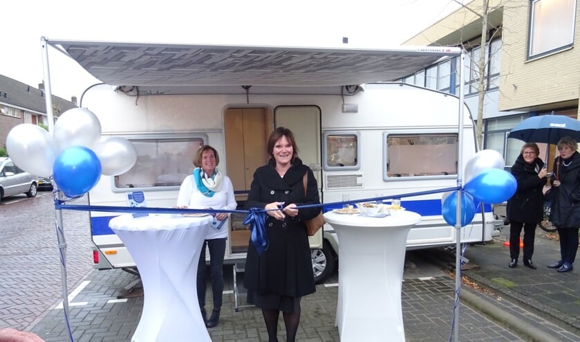 Wethouder Beekhuizen opent het Mobiel Zorg Practicum. Schuin achter haar staat eigenaresse Karin Schokker.