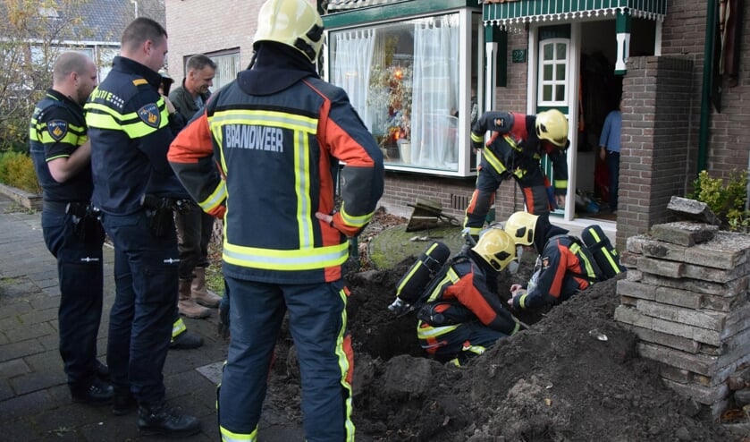 De brandweer aan het werk om het gaslek te dichten.