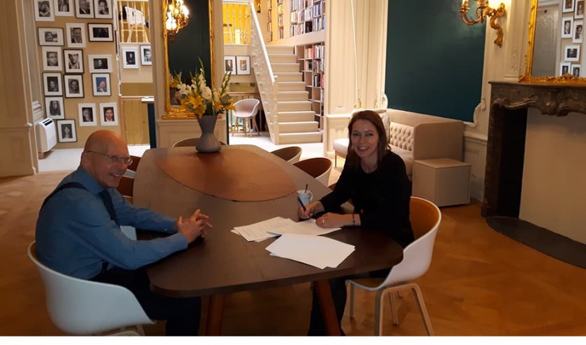 Marlen Beek-Visser tekent haar contract in het fraaie pand van uitgever Promotheus in Amsterdam.