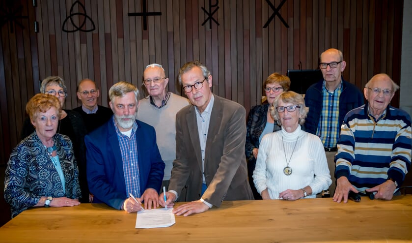 De besturen van KBO en PCOB ondertekenen het samenwerkingscontract. Vooraan tweede van links PCOB voorzitter Hans Kapteyn, rechts naast hem KBO voorzitter Guy Maris.