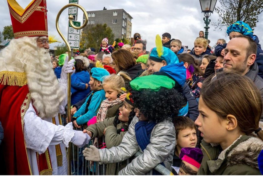 Er waren honderden kinderen gekomen om de goedheidligman te begroeten, en Sinterklaas gaf zoveel mogelijk van hen een hand.