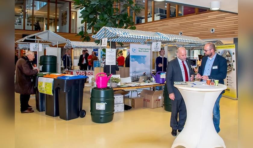 Wethouder Olaf McDaniel (links aan de statafel) was tevreden over de opkomst bij het Duurzaamheidsevent.