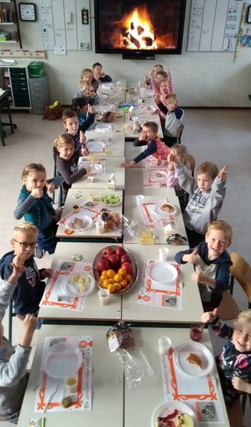 Groep 3/4 aan het ontbijt.