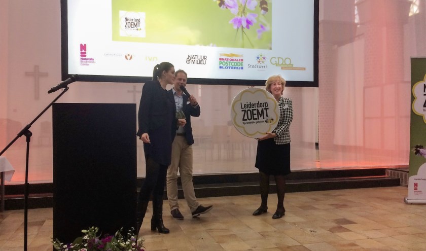 Burgemeester Driessen neemt het titelbord 'Bijvriendelijke gemeente'in ontvangst. | Foto: PR