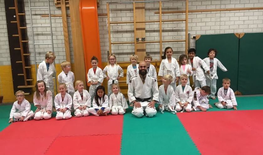 Leerlingen van 't Bolwerk met de judoleraar in de tijdelijke dojo in de gymzaal.