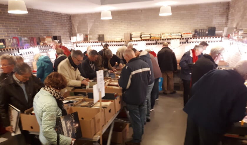 Snuffelen tussen de duizenden boeken