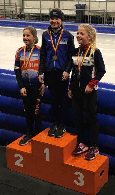 Angel Daleman op het hoogste podium. Zij werd kampioen bij de Pupillen B.
