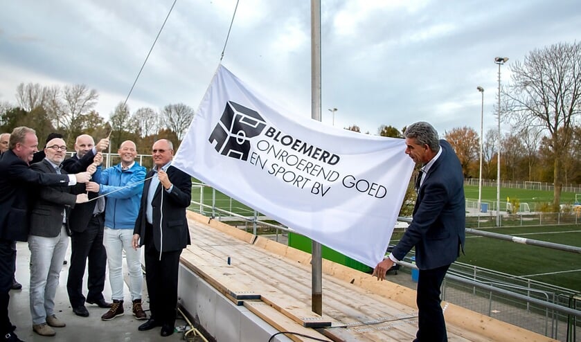 De BOGS-vlag wordt gehesen.