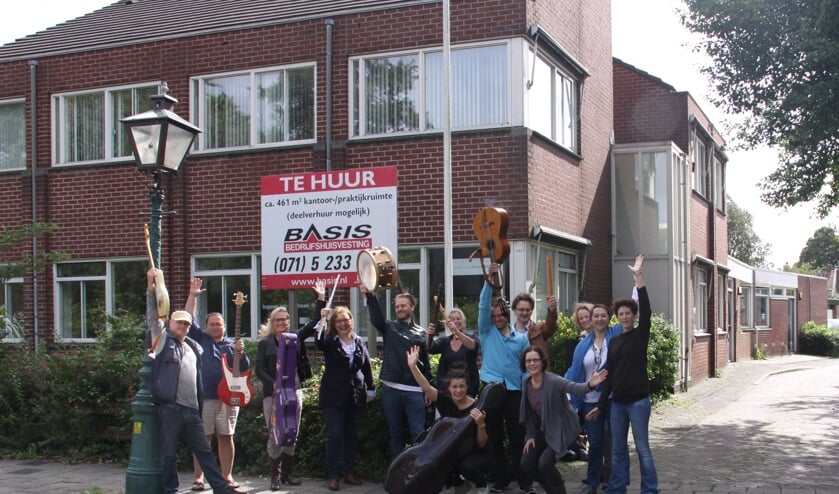 Docenten van MOL voor het nieuwe onderkomen.