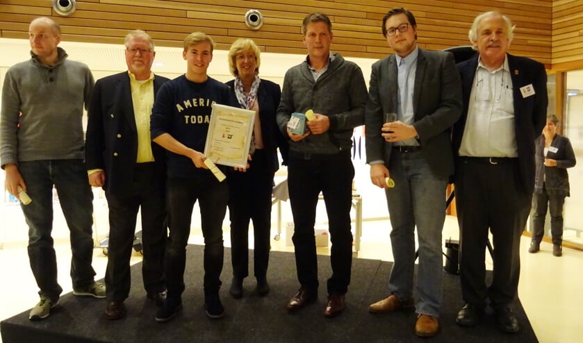 Het winnende team van D66 Leiderdorp. V.l.n.r. Bas Warmenhoven, Jan-Albert Dop, Jurriaan Duijn, burgemeester Laila Driessen, Jeroen Hendriks, Marijn Kerkhoffs en voorzitter Emil Broesterhuizen van de LVU.