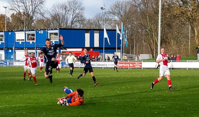 Een redding van RCL keeper Andrew Bontje