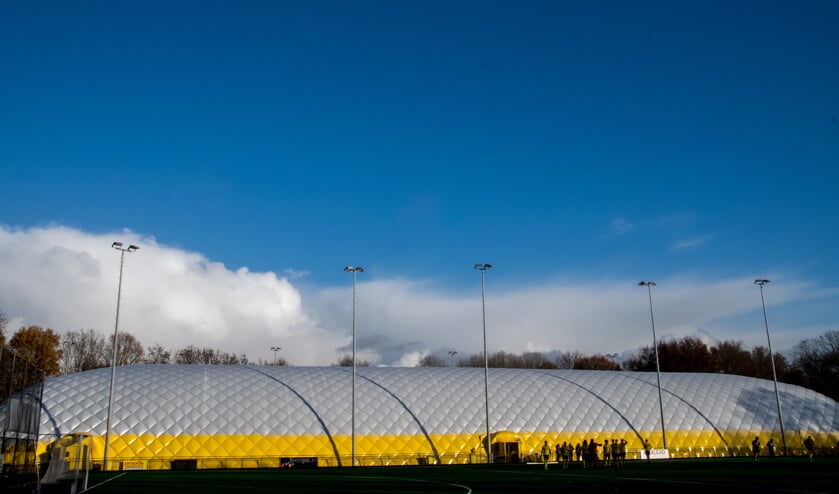 De megagrote ballonhal heeft een futuristische aanblik. Inzet: Burgemeester Laila Driessen, Alecto voorzitter Bart Kerkmeer en een aantal jonge hockeyers openden gezamenlijk de nieuwe hal. | Foto's: J.P. Kranenburg