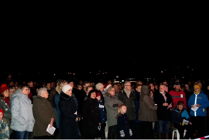 Op het grote veld in de Houtkamp konden de 1400 aanwezigen prima een plekje vinden waar ze de dienst goed konden volgen.