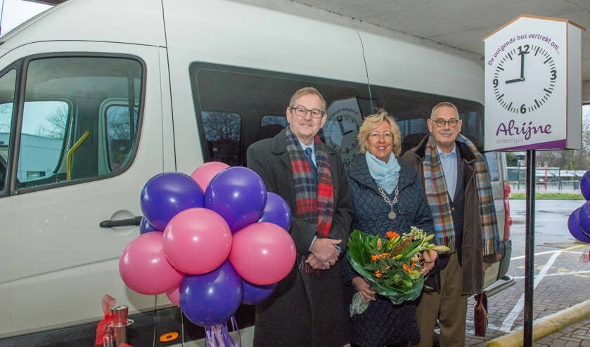 Mark de Jong, burgemeester Laila M. Driessen en Sam Pranger bij de Alrijne Pendelbus. | Foto: PR