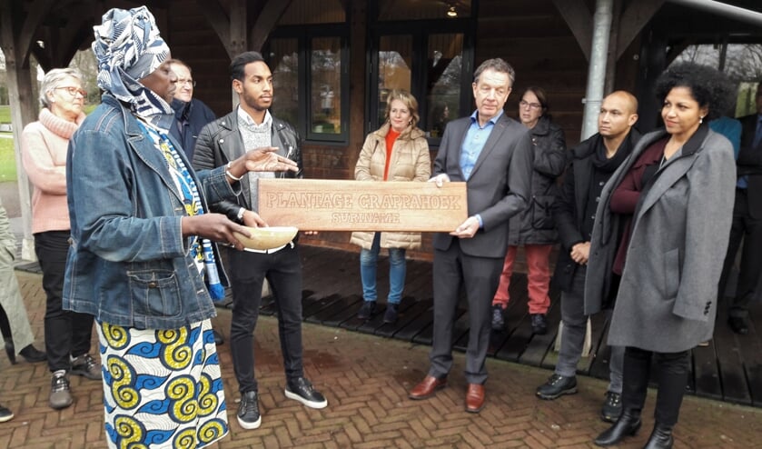 Wintipriesteres Marian Markelo voert een plengoffer, een waterceremonie, uit. Ellen-Rose Kambel (r) kijkt toe. | Foto: MV