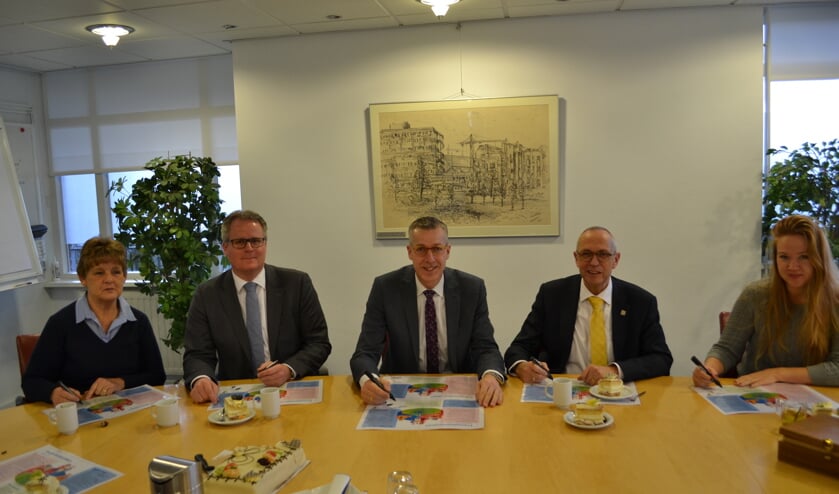 Het ondertekenen van de prestatieafspraken. V.l.n.r. Jacinta Boere (voorzitter de Huurderij), Ton de Gans (wethouder Zoeterwoude), Jan de Vries (directeur-bestuurder Rijnhart Wonen), Kees Wassenaar (wethouder Leiderdorp), Sharon Groenendijk (voorzitter HBOL).