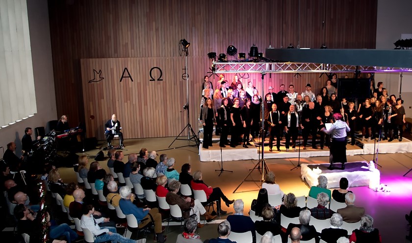 Songs2Sing en de begeleidende band Music2Play in de uitverkochte Scheppingskerk.