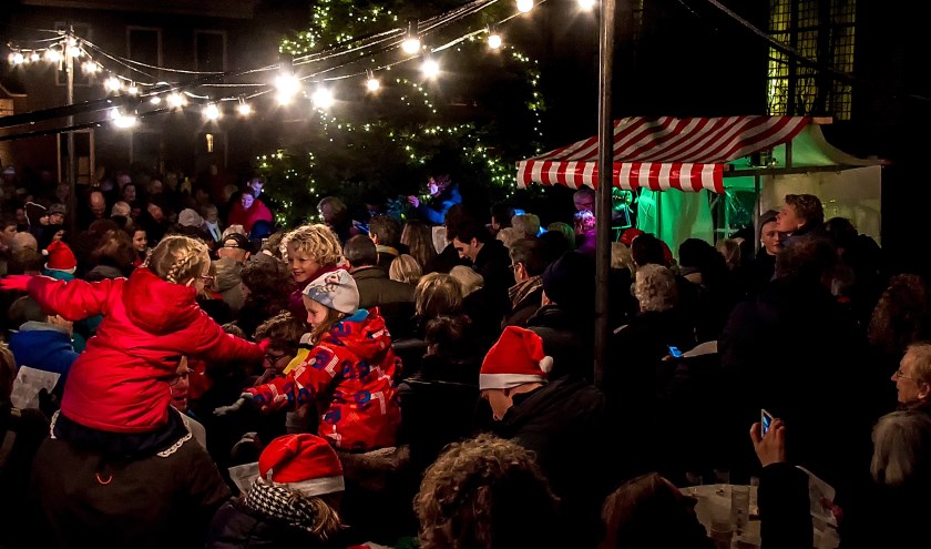 Samenzang bij de kerstboom in de tuin van de dorpskerk. | Archieffoto: J.P. Kranenburg