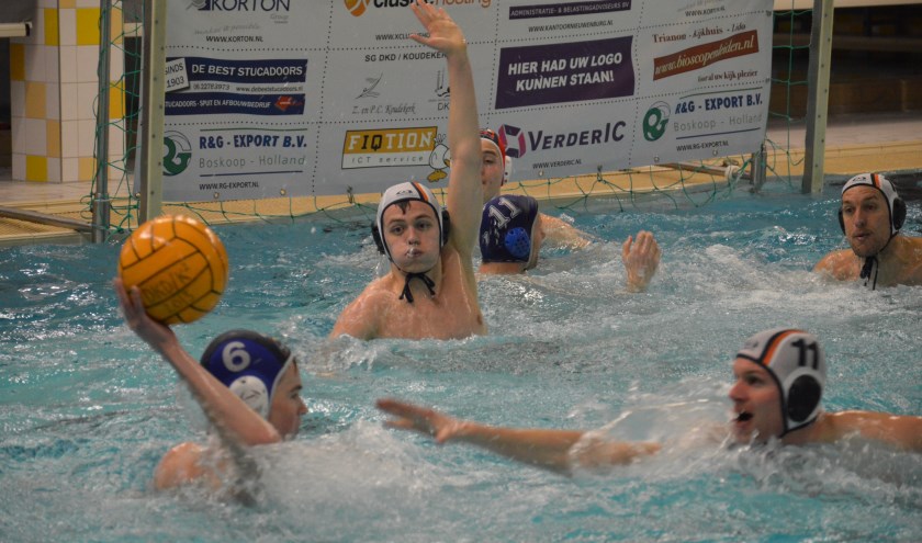 Stan Hogenboom (wit, blokkend) scoorde tweemaal in de laatste periode. | Foto: PR