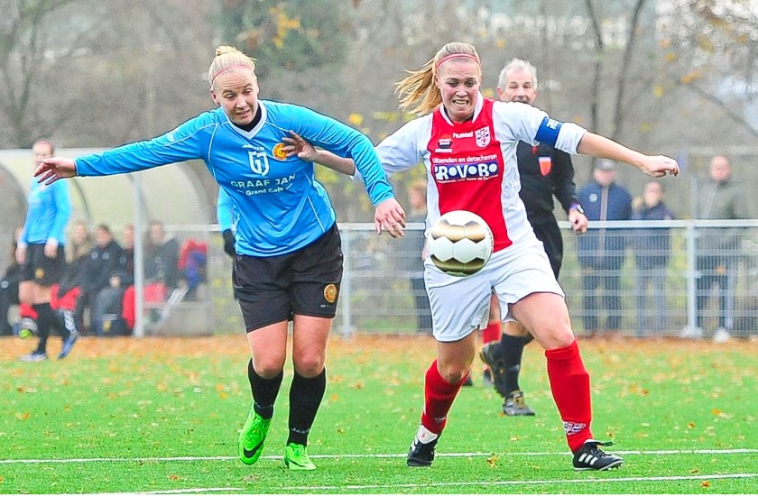 RCL aanvoerster Sabine Verheul wint het duel met Marleen Joore maar haar inzet treft geen doel.
