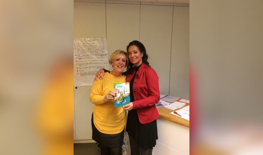 Nathalie (rechts) met Thea Booms, een van de mensen die haar stimuleerden het boek te schrijven. | Foto: PR
