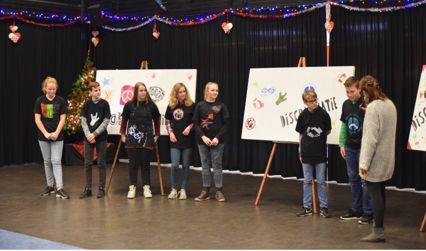 Leerlingen van 2 VWO presenteren hun zelfgemaakte t-shirts. (Foto: Esther Luijk)