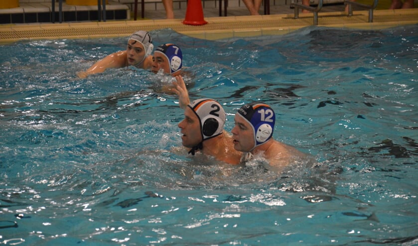 Routinier Rob Westgeest (wit 2) was weer even terug bij Heren 1. Op de achtergrond (wit 12) Timo Dreef. | Archieffoto: PR