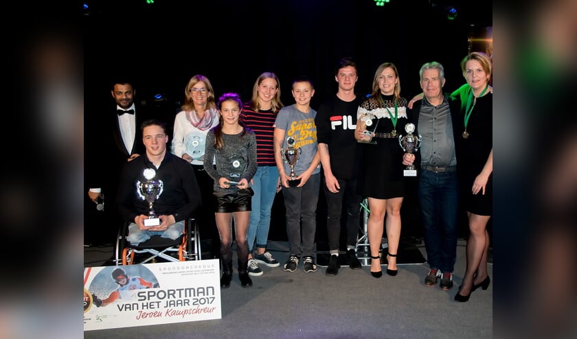 Presentaror Rudo Slappendel met alle winnaars. | Foto: J.P. Kranenburg