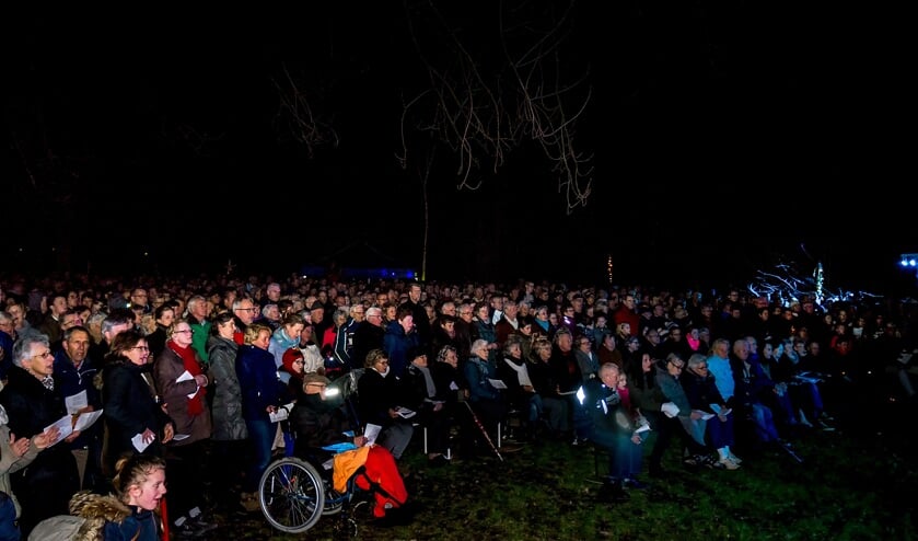 De kerstnachtviering in de Houtkamp in 2015 werd druk bezocht.