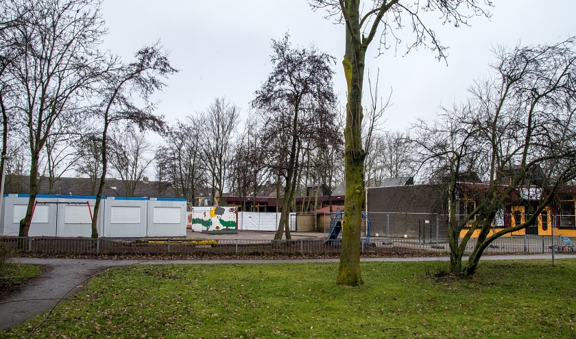 Rechts het scholencomplex in de Voorhof, links de noodgebouwen op het schoolplein. | Foto: J.P. Kranenburg