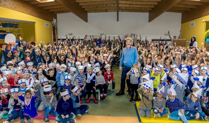 Huib Bijl tussen de kinderen van de Koningin Julianaschool. | Foto: J.P, Kranenburg