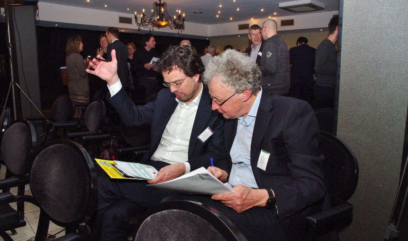 Raadsleden Boris Kocken (Oegstgeest) en Ruud Bouter (Zoeterwoude) stellen vragen op voor latere discussie. | Foto: Willemien Timmers