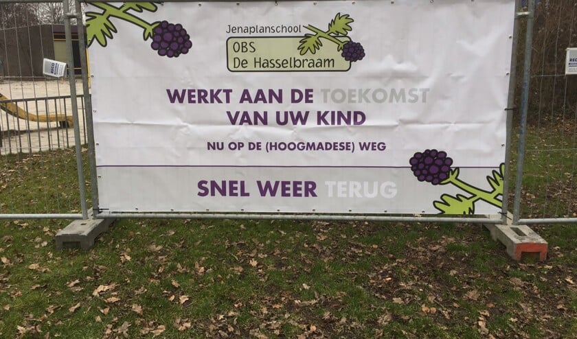 De Hasselbraam is even verhuisd naar een andere locatie maar komt snel terug, zo laat deze banner weten. | Foto: PR