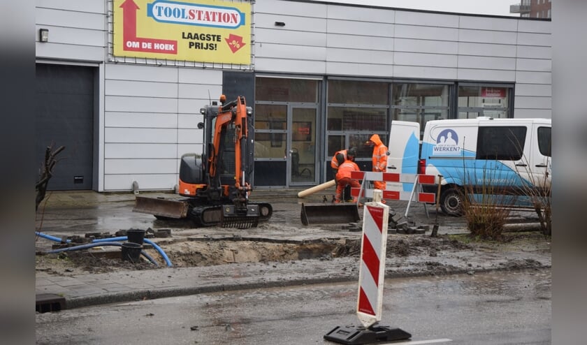 Monteurs van Oasen aan het werk om de beschadigde waterleiding aan de Touwbaan te repareren. | Foto: AS Media