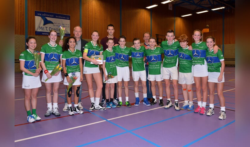 Velocitas C1 met coaches Klaas Bosman en Mitchell de Boer en Velocitas voorzitter Bert Jägel.| Foto: Frans van Herwijnen