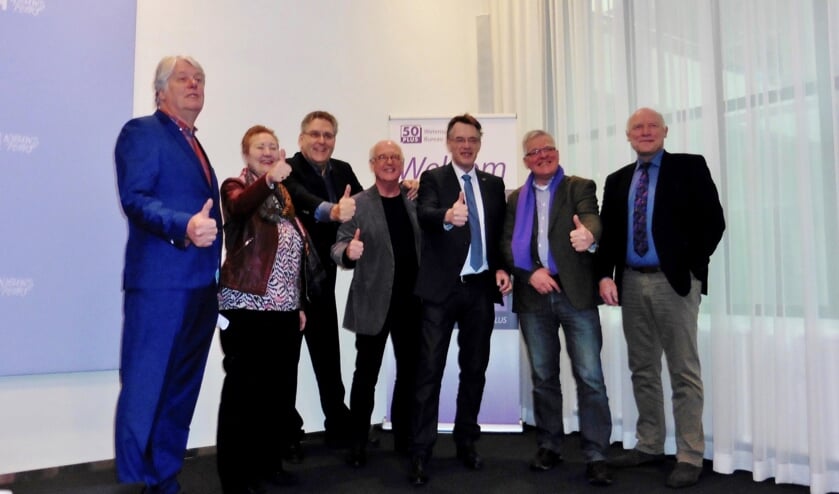V.l.n.r. 50PLUS kandidaten Gerrit-Jan van Otterloo (nr 5), Corrie van Brenk (nr 3), Henk Krol (nr 1), Rob de Brouwer (nr 10) en Teun Wiersma (nr 11) met Bernard Revet en Willem Bakx (Statenlid 50PLUS in Z-H)