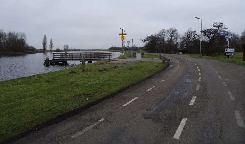 De Zijldijk ter hoogte van het fiets- en voetgangerspontje naar de Merenwijk. Hier wordt de weg omgevormd in een 'fietsstraat' waar de auto te gast is.| Foto: C. v.d. Laan