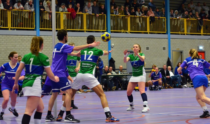 Velocitas in actie tegen Futura in een volle sporthal de Does. | Foto: Frans van Herwijnen