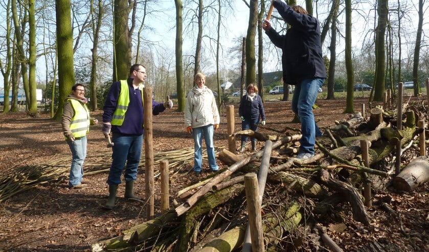 <p>Het Overbosch wordt lenteklaar gemaakt met behulp van vrijwilligers tijdens het jaarlijkse NLdoet. | Foto: pr.</p>