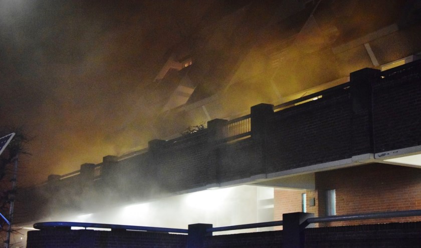 De grote rookontwikkeling maakte het noodzakelijk de appartementen boven de berging te ontruimen. | Foto: AS Media
