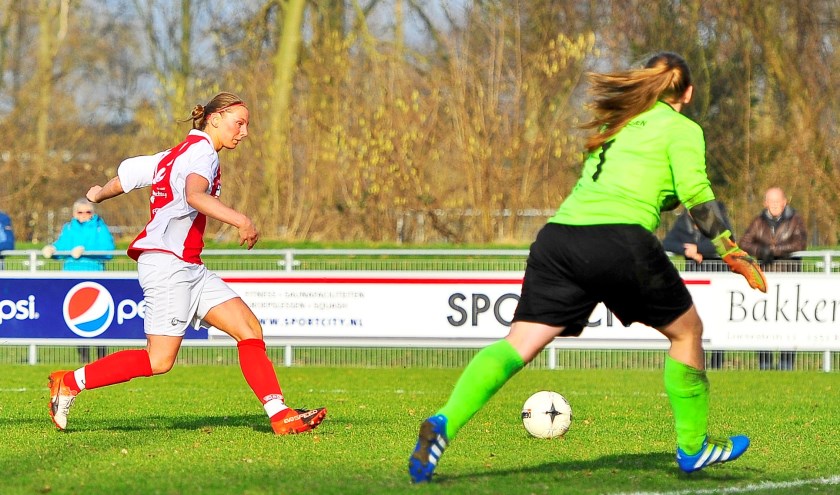 Shirley Nederpel scoort voor RCL de gelijkmaker.