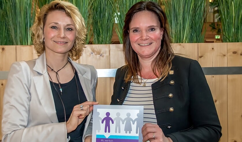 Margreet Woessner (links) overhandigde de erkenning aan wethouder Angelique Beekhuizen. | Foto: J.P. Kranenburg