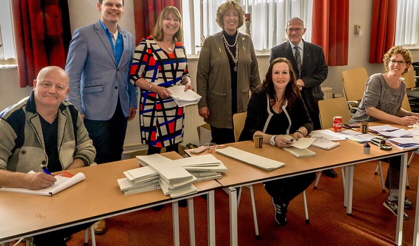 Burgemeester Laila Driessen (2de van rechts staand) maakte gisteren een rondje langs de Leiderdorpse stembureau's.