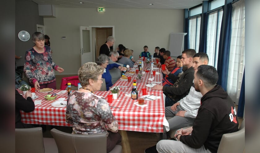 Gezellig samen aan tafel in de Hoeksteen.